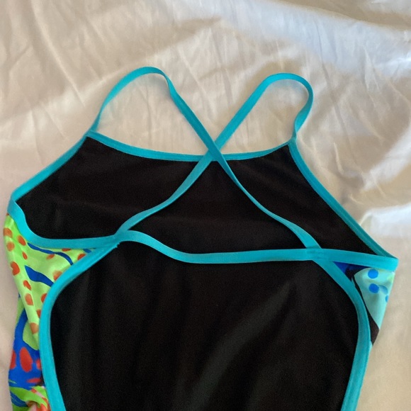 Arena challenge back swimsuit - Picture 3 of 3